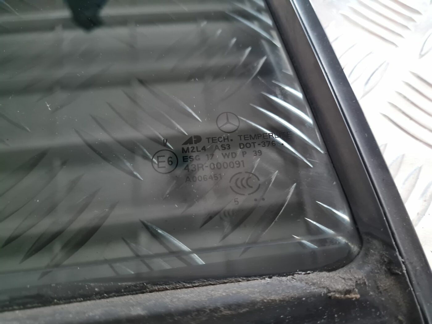 Kreiso durvju stūra stikls priekš MERCEDES BENZ ML320 2006 SILVER 3 Kreiso durvju stūra stikls priekš MERCEDES BENZ ML320 2006 SILVER