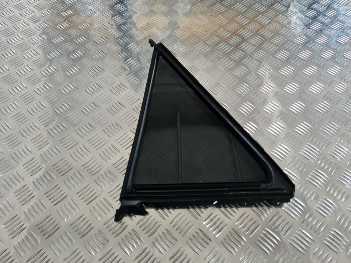 Kreiso durvju stūra stikls priekš MERCEDES BENZ ML320 2006 SILVER 4 Kreiso durvju stūra stikls priekš MERCEDES BENZ ML320 2006 SILVER