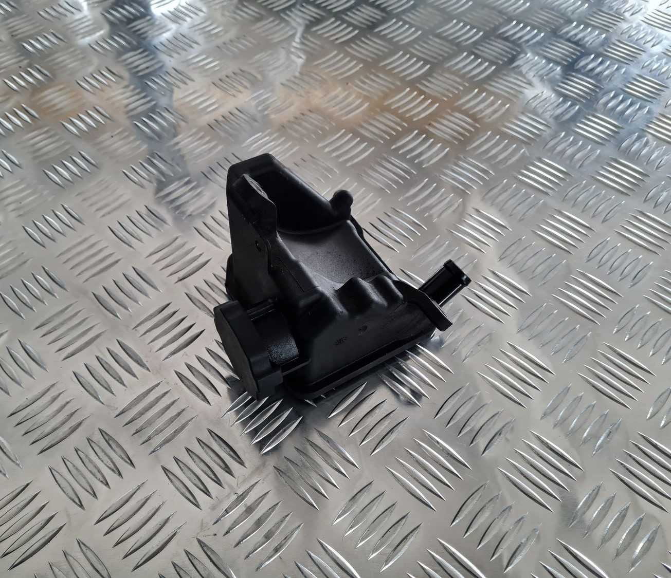 Stūres pastiprinātāja tvertne priekš MERCEDES BENZ ML320 2006 SILVER 1 Stūres pastiprinātāja tvertne priekš MERCEDES BENZ ML320 2006 SILVER