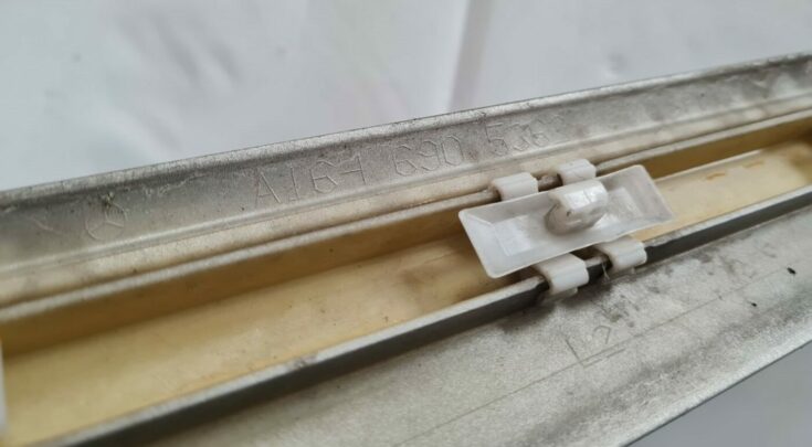 Aizmugurējo kreiso durvju moldings priekš MERCEDES BENZ ML320 2006 SILVER