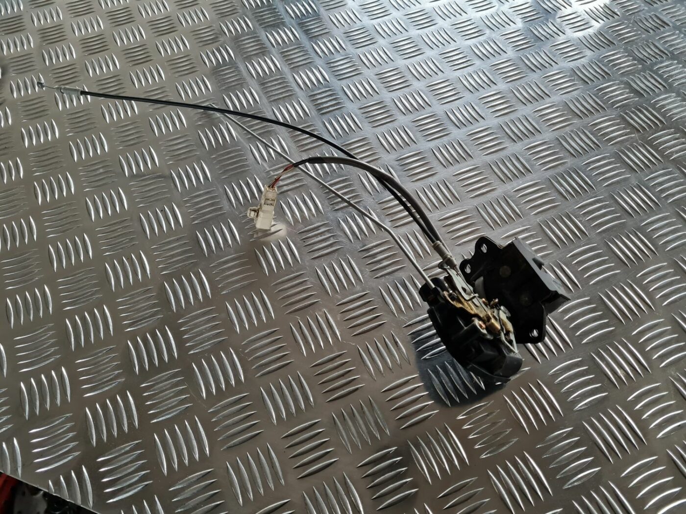 Bagāžnieka vāka slēdzene priekš TOYOTA COROLLA VERSO 2003 1 Bagāžnieka vāka slēdzene priekš TOYOTA COROLLA VERSO 2003