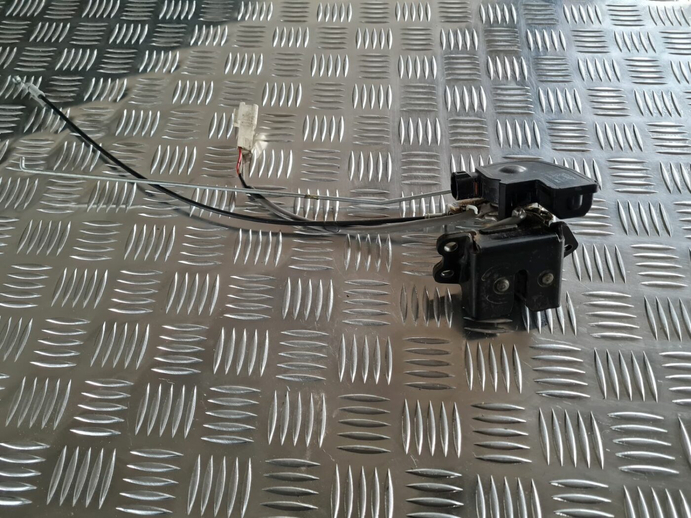 Bagāžnieka vāka slēdzene priekš TOYOTA COROLLA VERSO 2003 4 Bagāžnieka vāka slēdzene priekš TOYOTA COROLLA VERSO 2003