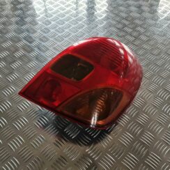 Aizmugurējais labais lukturis priekš TOYOTA COROLLA VERSO 2003