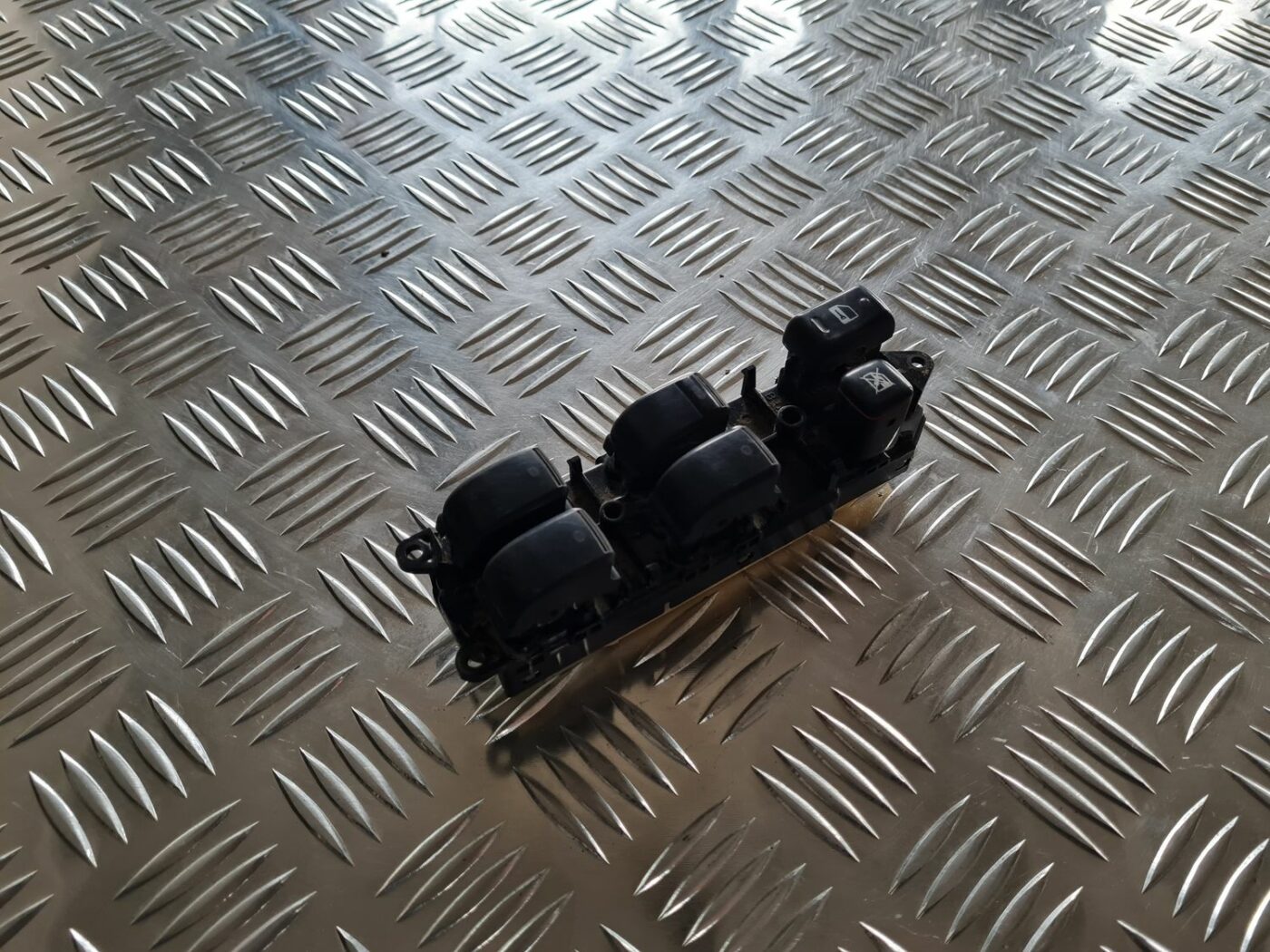 Šofera durvju slēdža pogas priekš TOYOTA COROLLA VERSO 2003 1 Šofera durvju slēdža pogas priekš TOYOTA COROLLA VERSO 2003