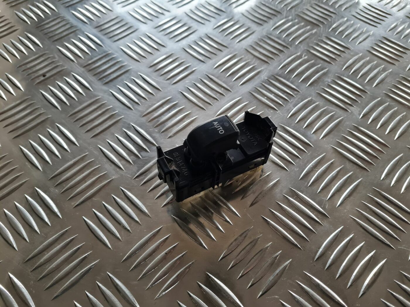 Stikla pacelšanas poga priekš TOYOTA COROLLA VERSO 2003 1 Stikla pacelšanas poga priekš TOYOTA COROLLA VERSO 2003