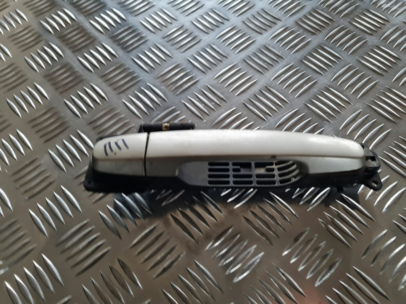 Priekšējāis labais durvju rokturis priekš TOYOTA COROLLA VERSO 2003 1 Priekšējāis labais durvju rokturis priekš TOYOTA COROLLA VERSO 2003