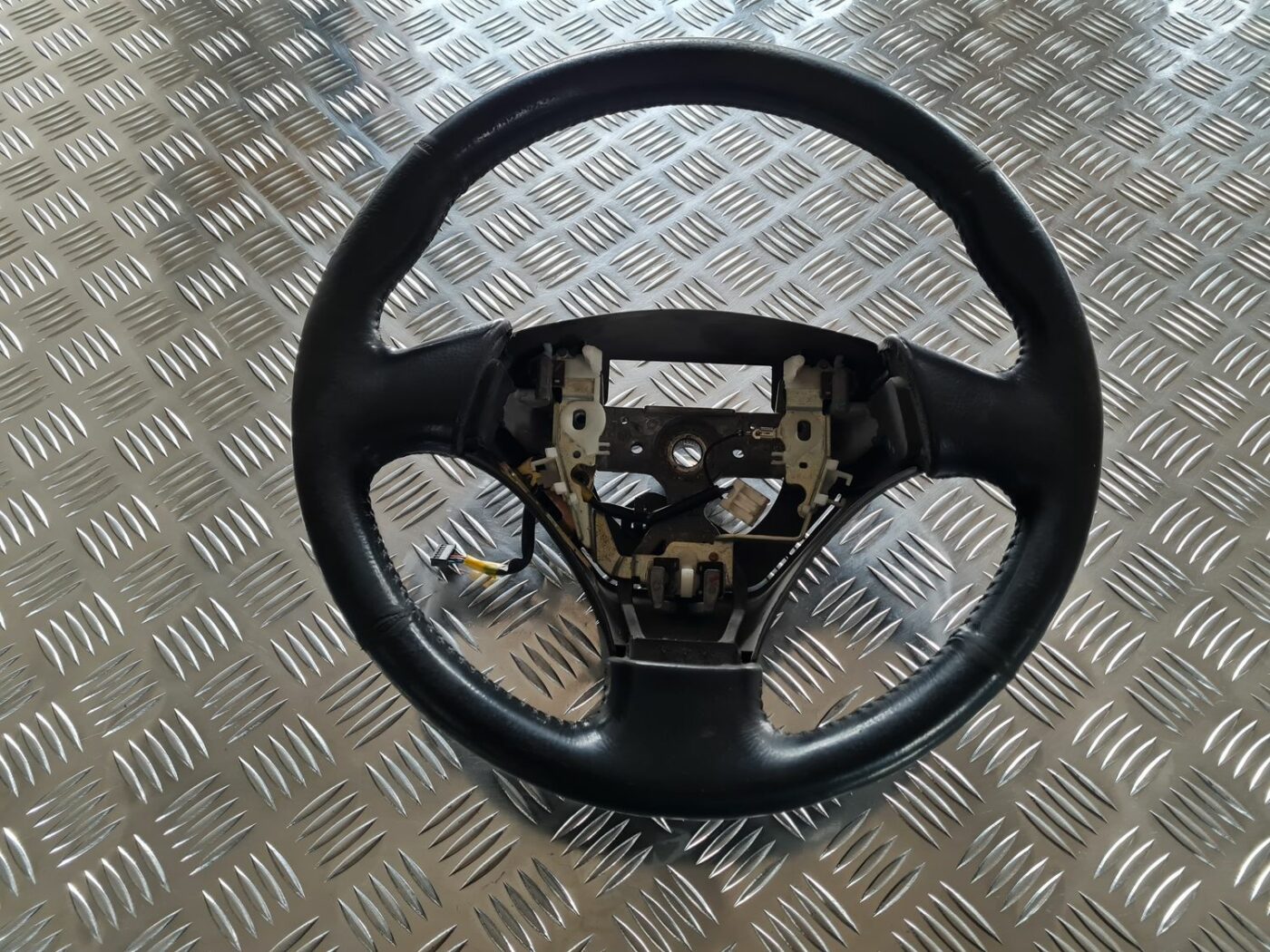 Stūre priekš TOYOTA COROLLA VERSO 2003 1 Stūre priekš TOYOTA COROLLA VERSO 2003