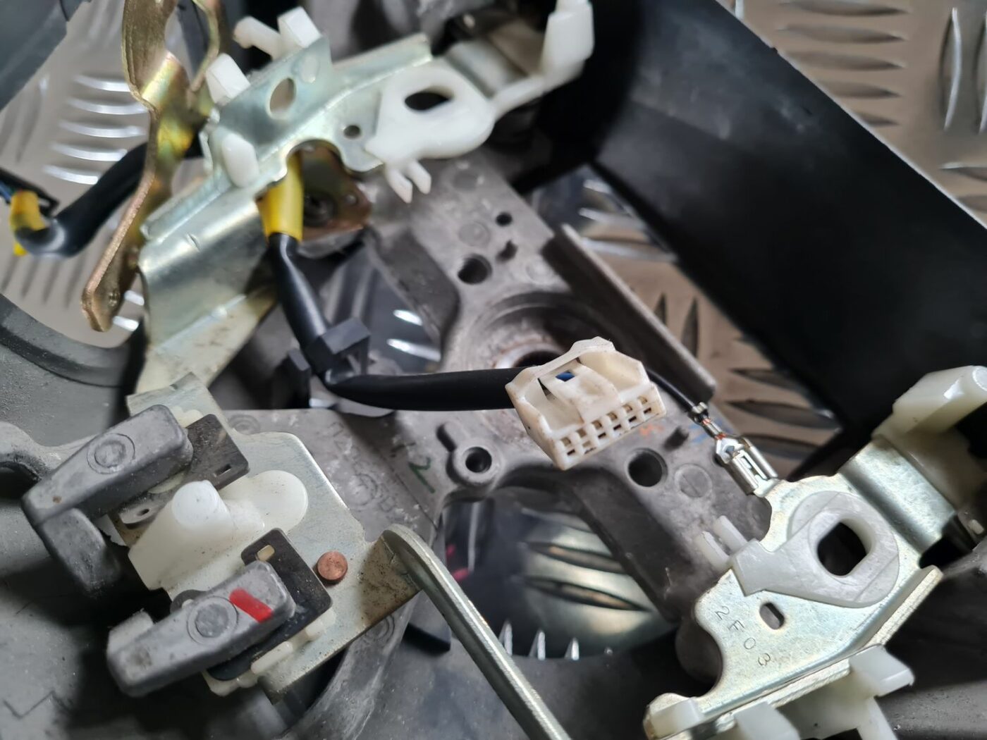 Stūre priekš TOYOTA COROLLA VERSO 2003 4 Stūre priekš TOYOTA COROLLA VERSO 2003