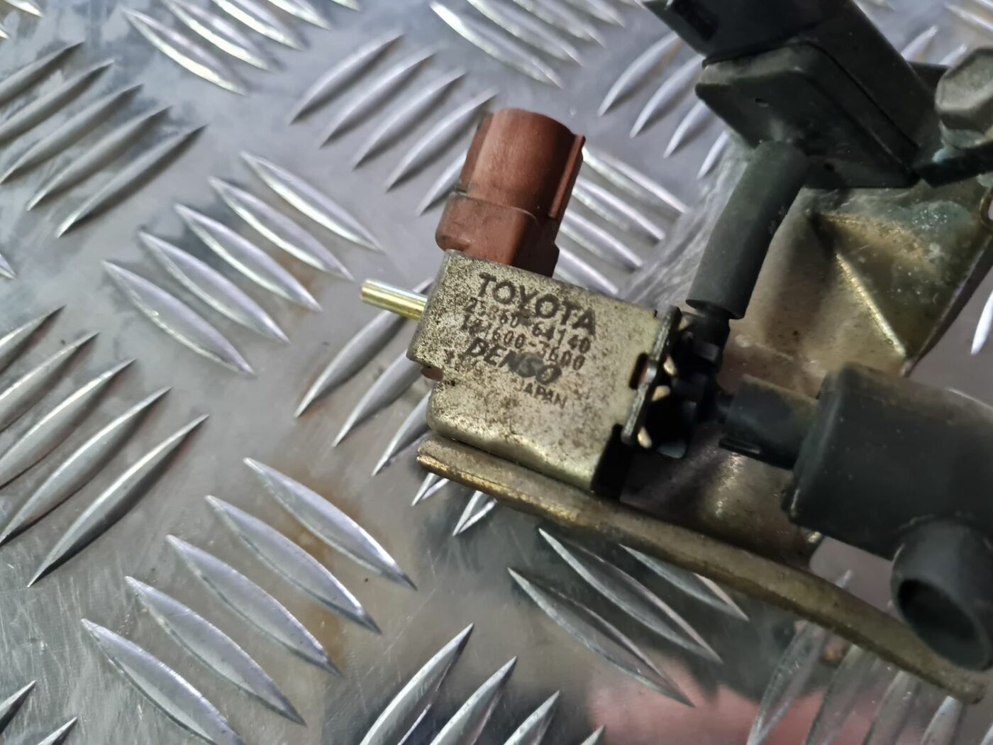 Solenoīda vakuuma vārsts priekš TOYOTA COROLLA VERSO 2003 2 Solenoīda vakuuma vārsts priekš TOYOTA COROLLA VERSO 2003