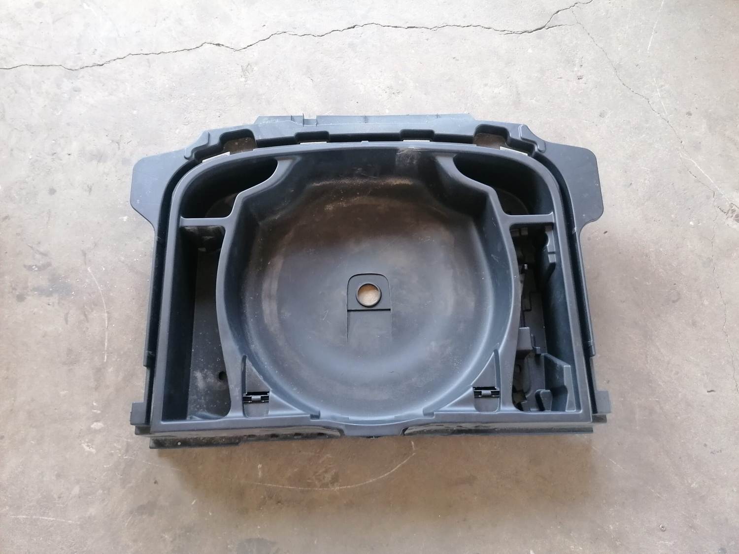 Bagāžnieka nodalījuma instrumentu ieliktnis priekš VOLVO C30 2008 SILVER 1 Bagāžnieka nodalījuma instrumentu ieliktnis priekš VOLVO C30 2008 SILVER