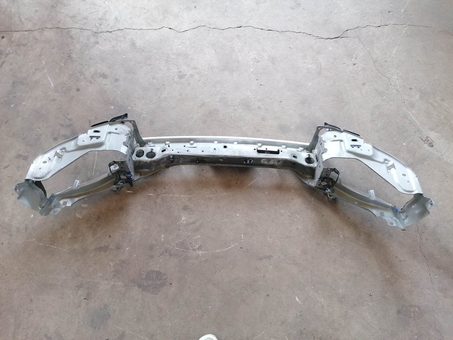 Priekšējā radiatora rāmja augšēja daļa priekš VOLVO C30 2008 SILVER 1 Priekšējā radiatora rāmja augšēja daļa priekš VOLVO C30 2008 SILVER