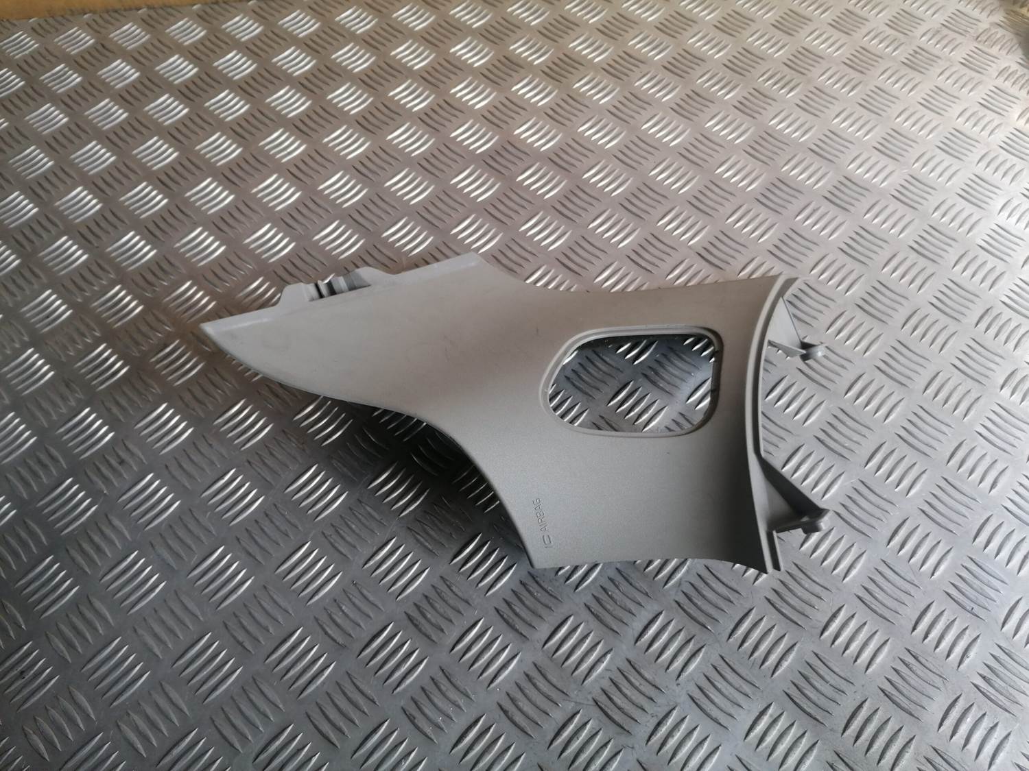 Aizmugurējas salona statnes apdare priekš VOLVO C30 2008 SILVER 1 Aizmugurējas salona statnes apdare priekš VOLVO C30 2008 SILVER