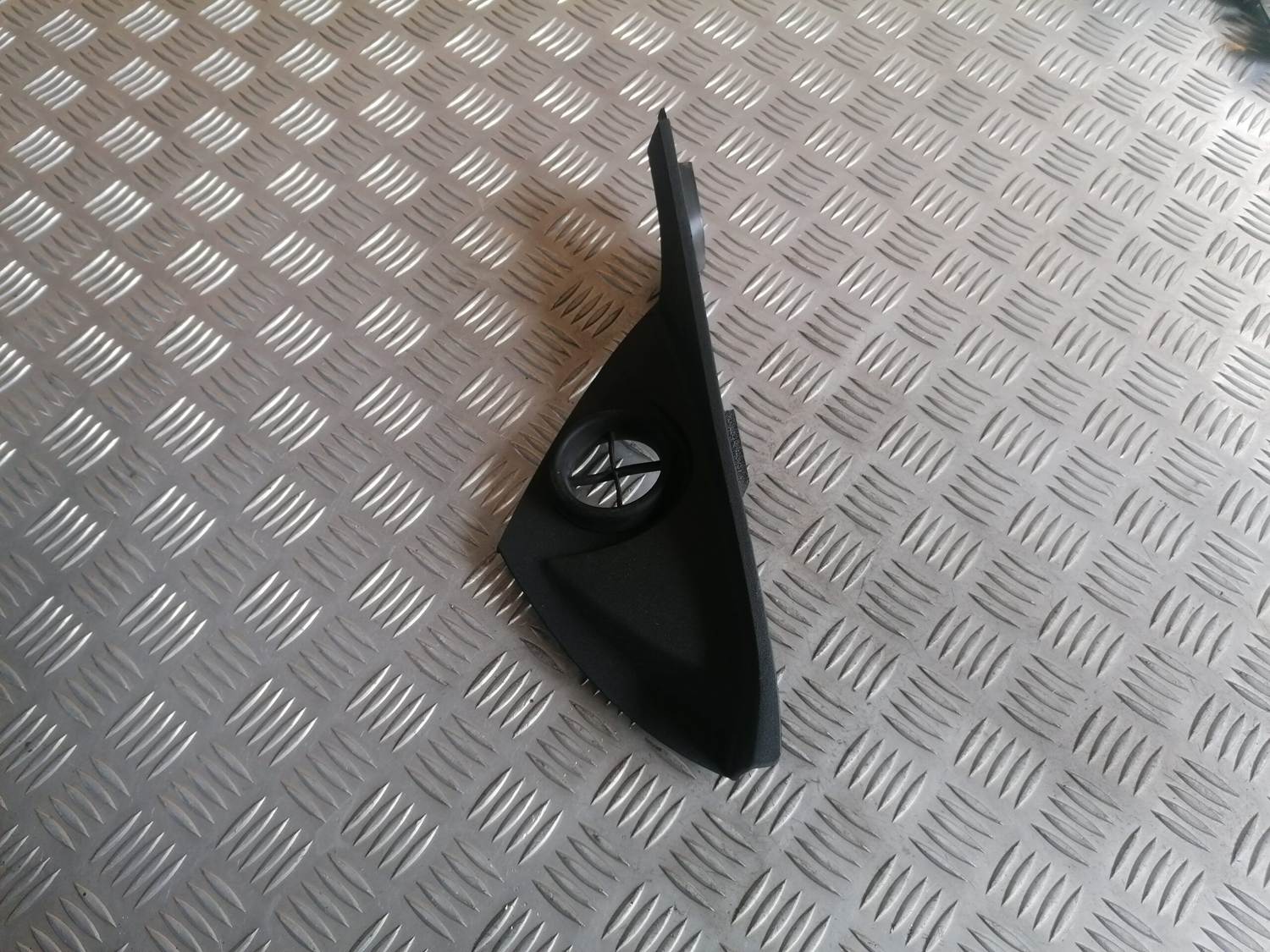 Mērinstrumentu paneļa sānu apdare priekš VOLVO C30 2008 SILVER 1 Mērinstrumentu paneļa sānu apdare priekš VOLVO C30 2008 SILVER