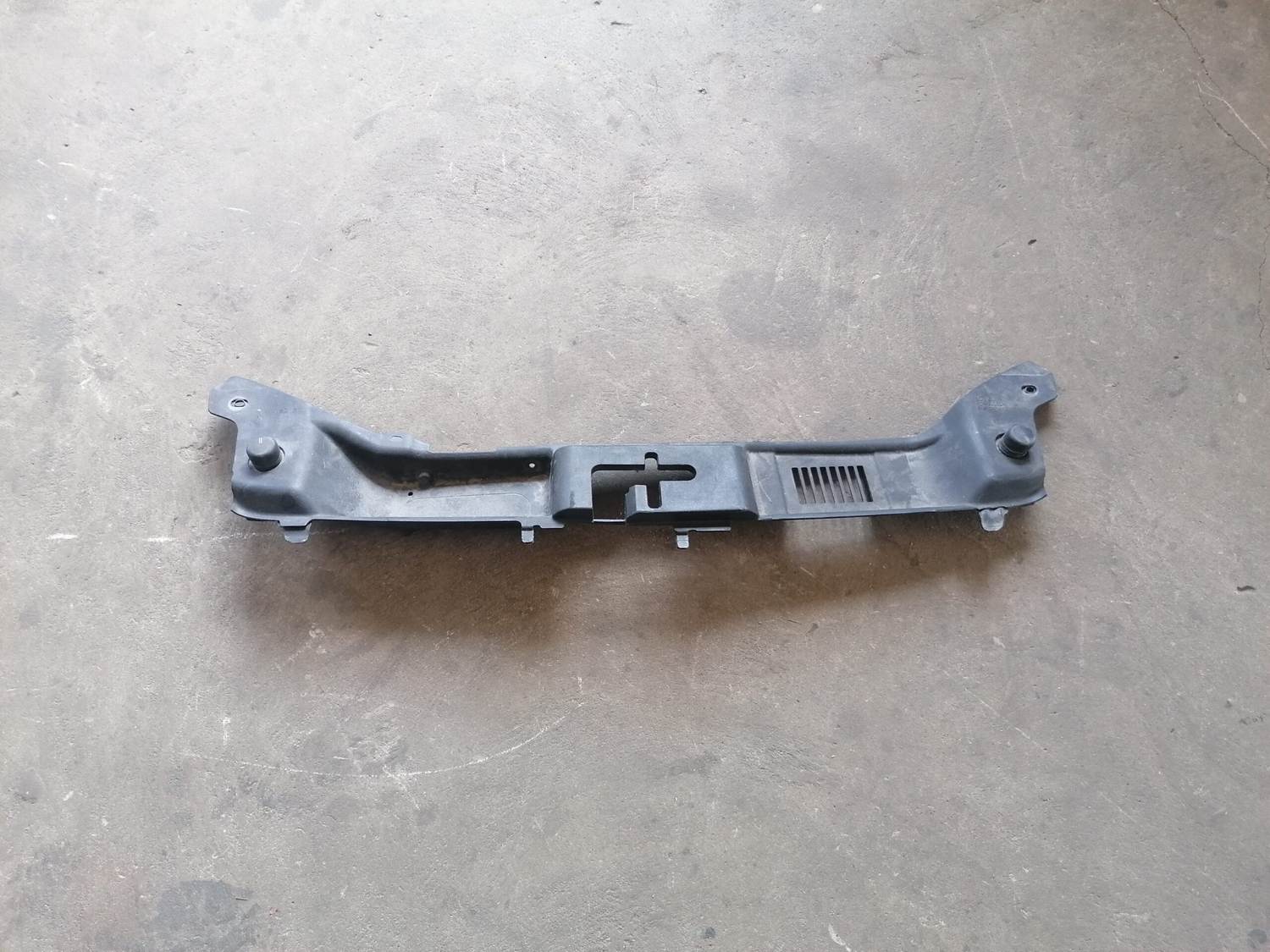 Radiatoru augšēja uzlika priekš VOLVO C30 2008 SILVER 1 Radiatoru augšēja uzlika priekš VOLVO C30 2008 SILVER