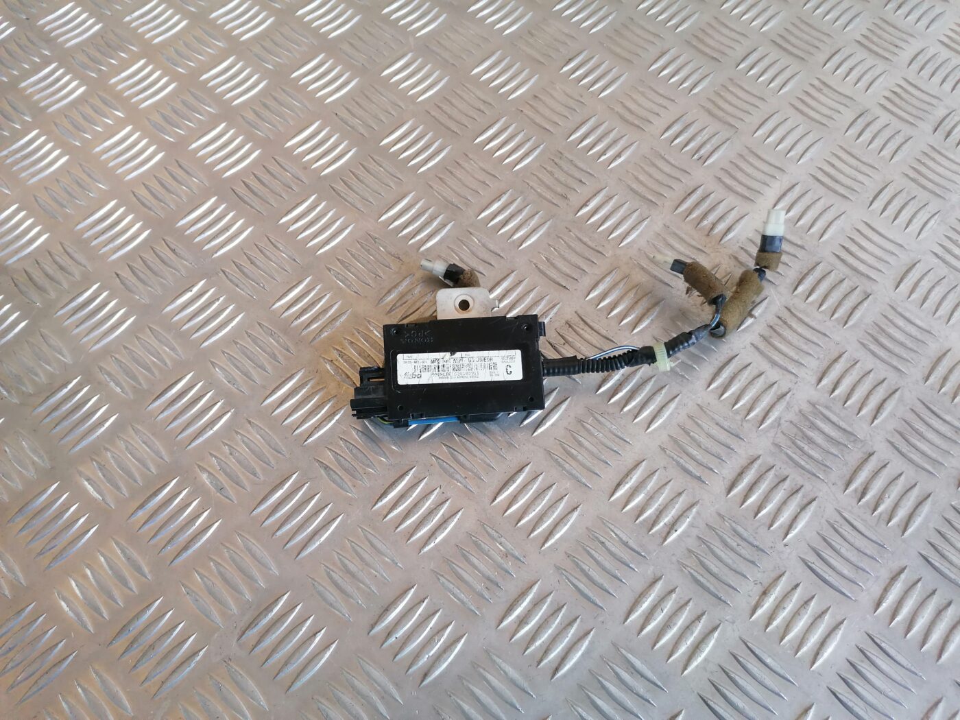 Antenas pastiprinātāja bloks priekš HONDA ACCORD 2007 YR562P 1 Antenas pastiprinātāja bloks priekš HONDA ACCORD 2007 YR562P