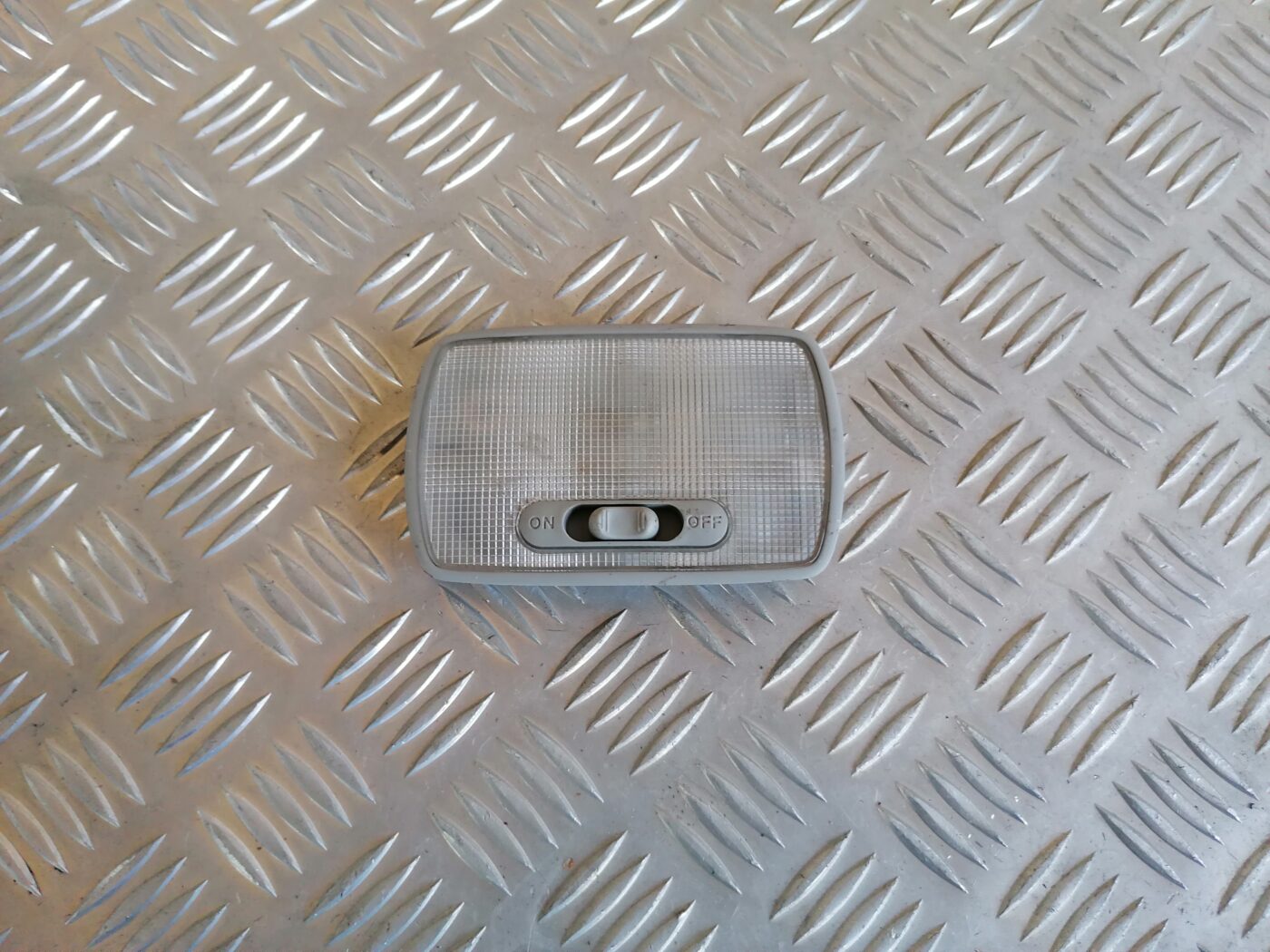 Aizmugurējo sēdvietu apgaismojums priekš HONDA ACCORD 2007 YR562P 1 Aizmugurējo sēdvietu apgaismojums priekš HONDA ACCORD 2007 YR562P