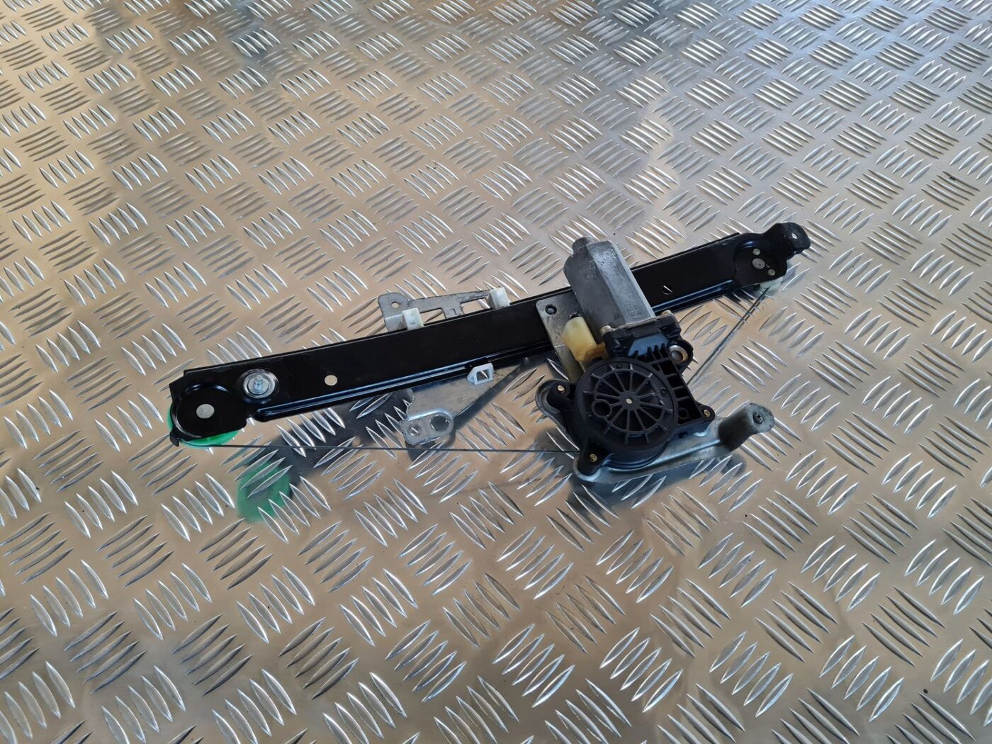 Stikla pacelšanas mehānisms aizmugurējais kreisais priekš VOLVO V70 2002 ASHGOLD 2 Stikla pacelšanas mehānisms aizmugurējais kreisais priekš VOLVO V70 2002 ASHGOLD