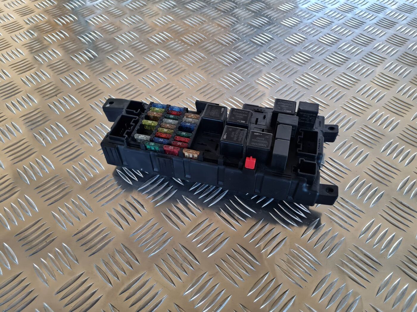 Drošinātāju bloks priekš VOLVO V70 2002 ASHGOLD 1 Drošinātāju bloks priekš VOLVO V70 2002 ASHGOLD