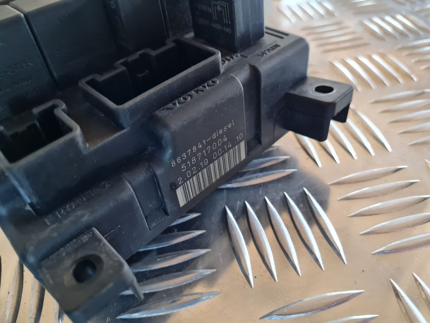 Drošinātāju bloks priekš VOLVO V70 2002 ASHGOLD 2 Drošinātāju bloks priekš VOLVO V70 2002 ASHGOLD