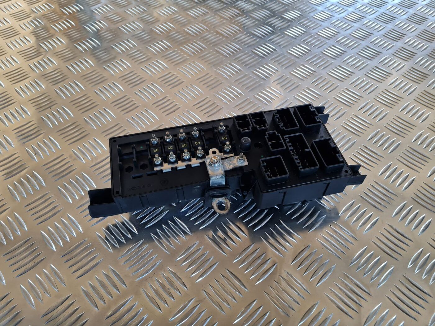 Drošinātāju bloks priekš VOLVO V70 2002 ASHGOLD 3 Drošinātāju bloks priekš VOLVO V70 2002 ASHGOLD