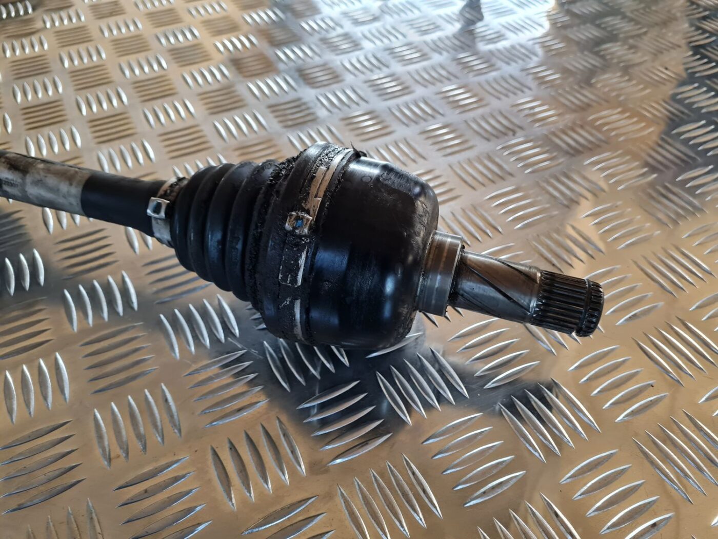 Pusass priekšējā kreisā priekš VOLVO V70 2002 ASHGOLD 2 Pusass priekšējā kreisā priekš VOLVO V70 2002 ASHGOLD