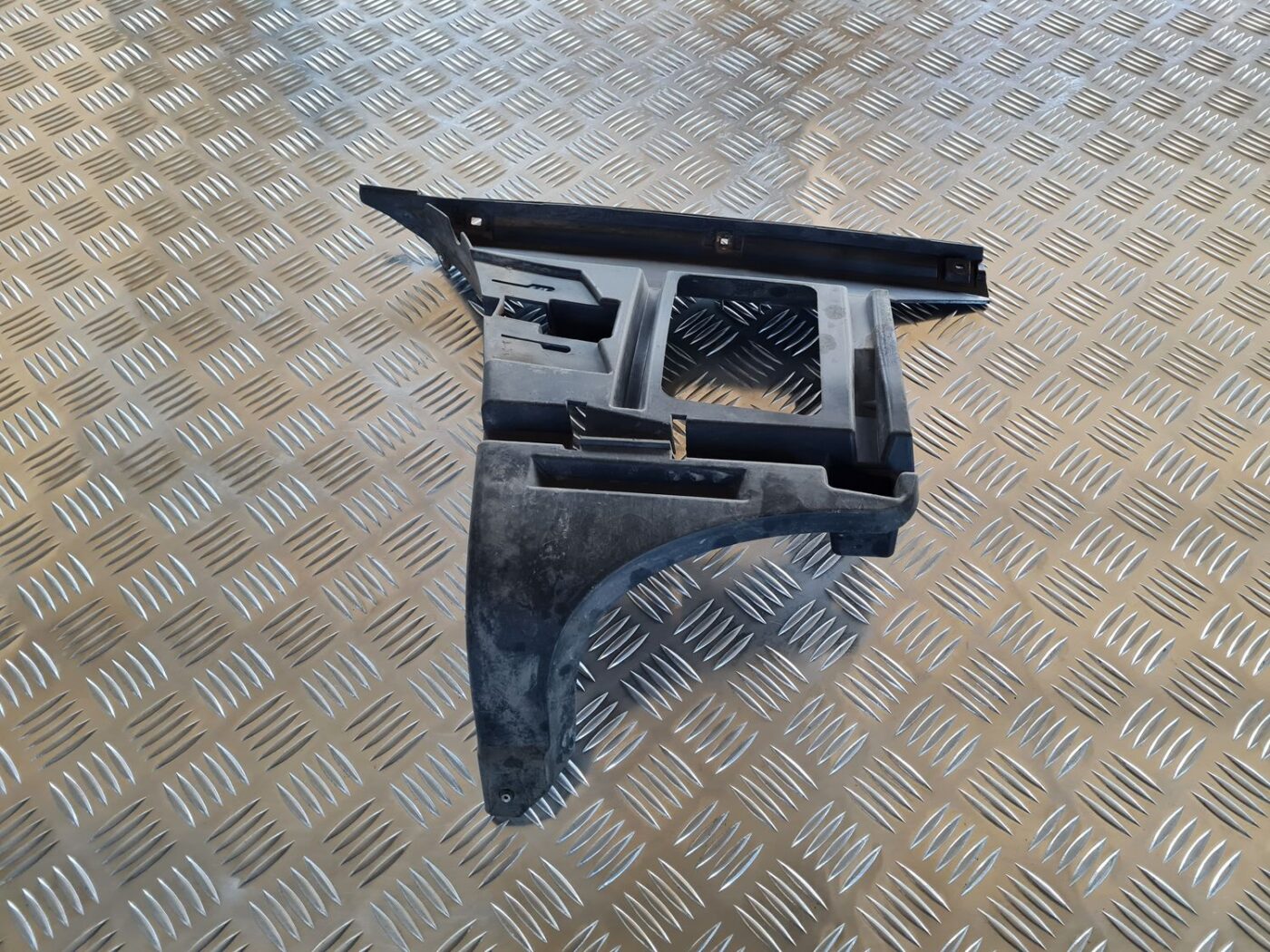 Aizmugurējā spārna un bufera stiprinājums priekš VOLVO V70 2002 ASHGOLD 1 Aizmugurējā spārna un bufera stiprinājums priekš VOLVO V70 2002 ASHGOLD