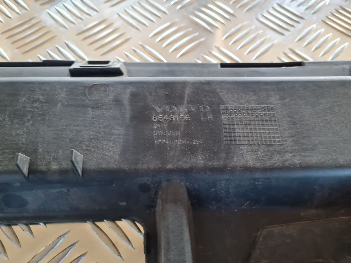 Aizmugurējā spārna un bufera stiprinājums priekš VOLVO V70 2002 ASHGOLD 3 Aizmugurējā spārna un bufera stiprinājums priekš VOLVO V70 2002 ASHGOLD