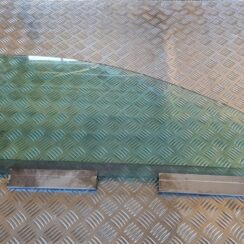 Priekšējo labo durvju stikls priekš VOLVO V70 2002 ASHGOLD