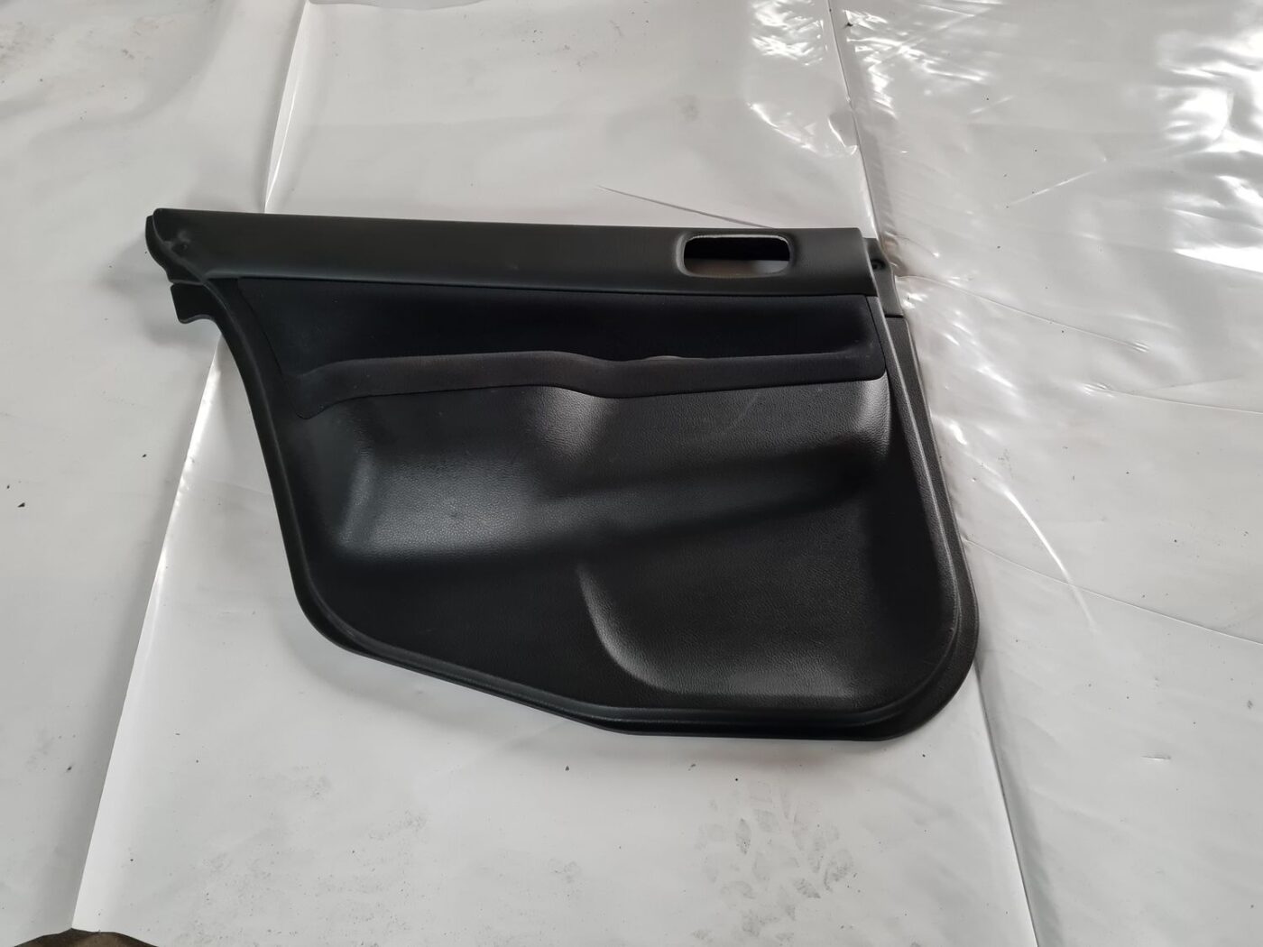 Aizmugurējo kreiso durvju apdare priekš MITSUBISHI LANCER 2006 1 Aizmugurējo kreiso durvju apdare priekš MITSUBISHI LANCER 2006