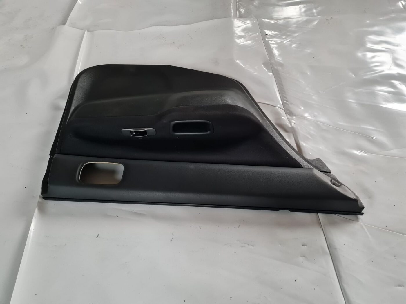 Aizmugurējo kreiso durvju apdare priekš MITSUBISHI LANCER 2006 2 Aizmugurējo kreiso durvju apdare priekš MITSUBISHI LANCER 2006