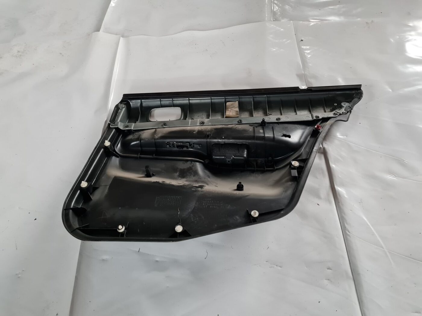 Aizmugurējo kreiso durvju apdare priekš MITSUBISHI LANCER 2006 3 Aizmugurējo kreiso durvju apdare priekš MITSUBISHI LANCER 2006