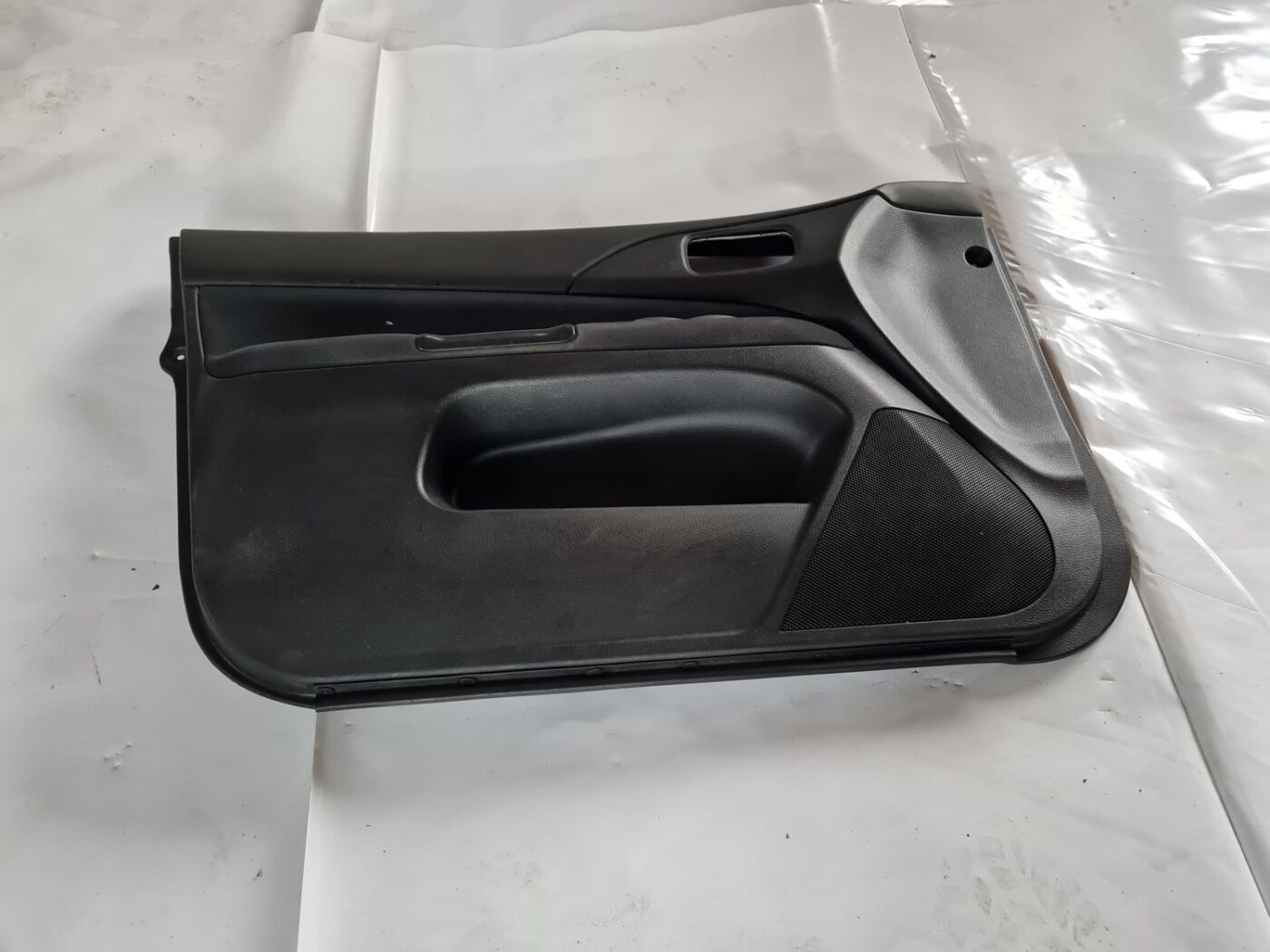 Priekšējo kreiso durvju apdare priekš MITSUBISHI LANCER 2006 1 Priekšējo kreiso durvju apdare priekš MITSUBISHI LANCER 2006