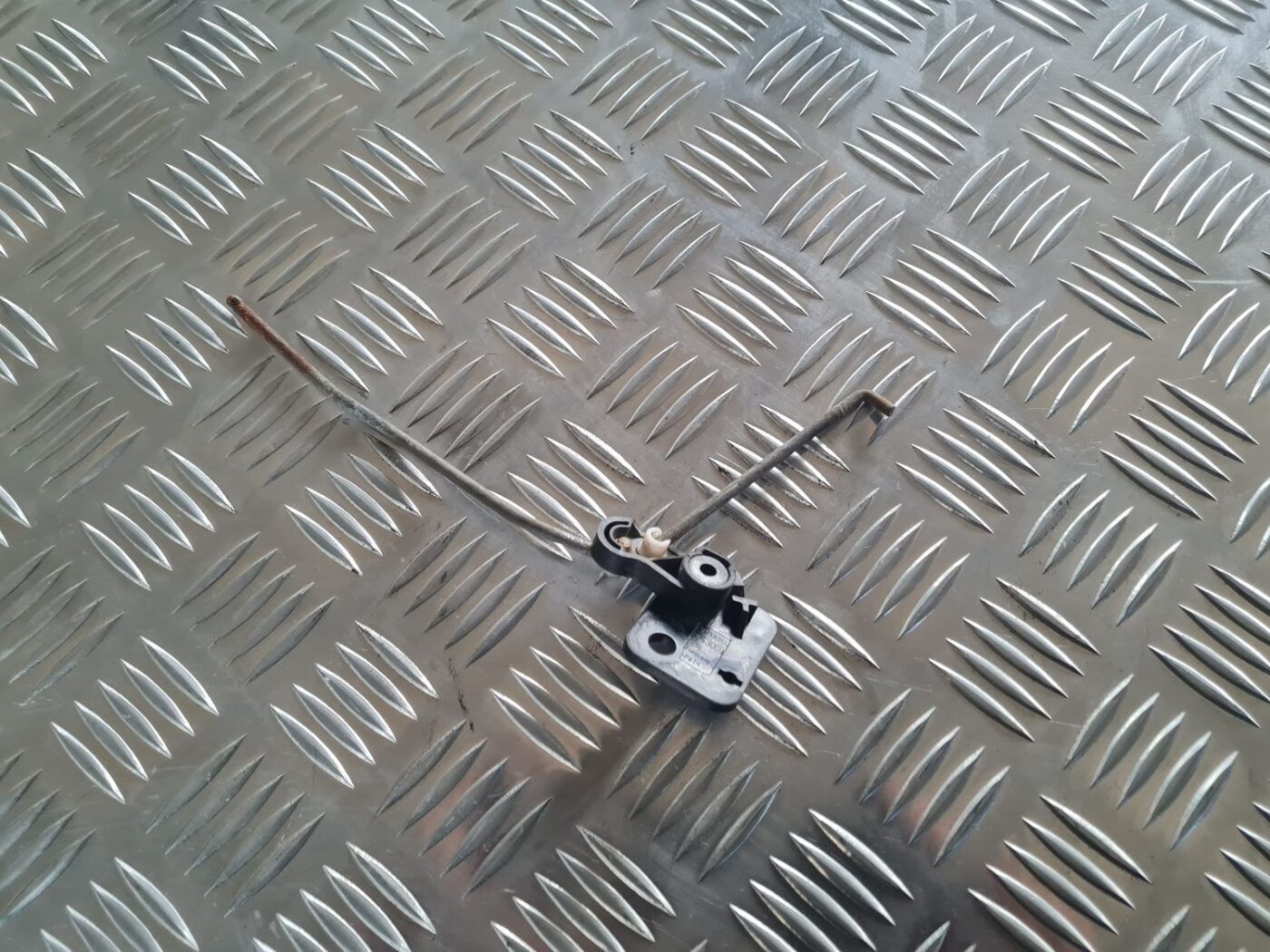 Bagāžnieka vāka slēdzene priekš VOLVO V70 2003 SILVER 2 Bagāžnieka vāka slēdzene priekš VOLVO V70 2003 SILVER