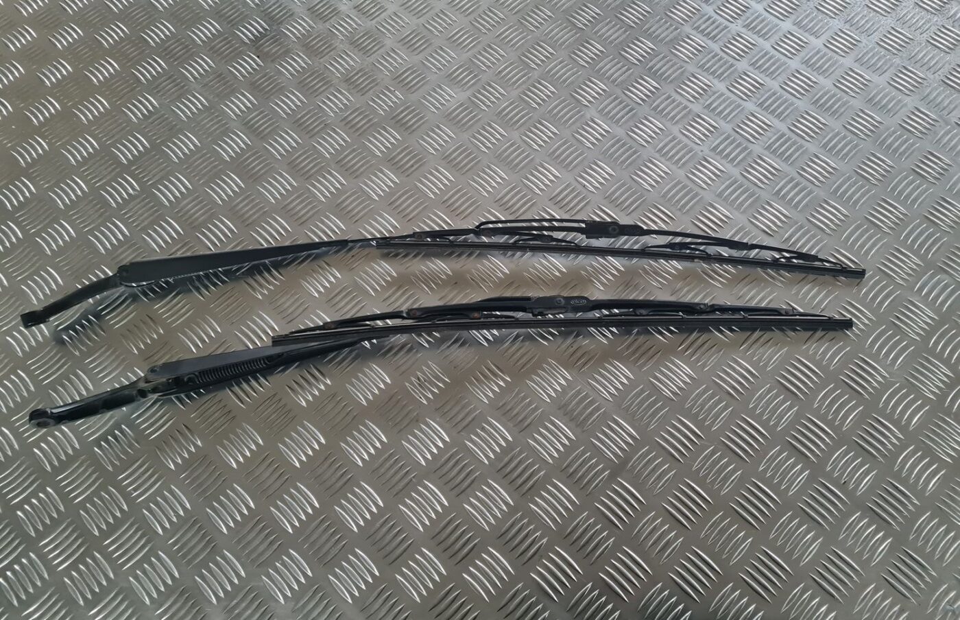 Vējstikla slotu turētāju komplekts priekš VOLVO V70 2003 SILVER 1 Vējstikla slotu turētāju komplekts priekš VOLVO V70 2003 SILVER