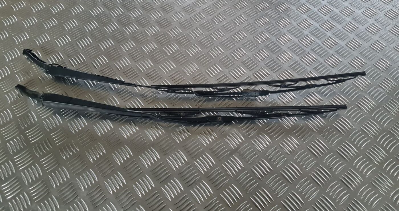 Vējstikla slotu turētāju komplekts priekš VOLVO V70 2003 SILVER 2 Vējstikla slotu turētāju komplekts priekš VOLVO V70 2003 SILVER