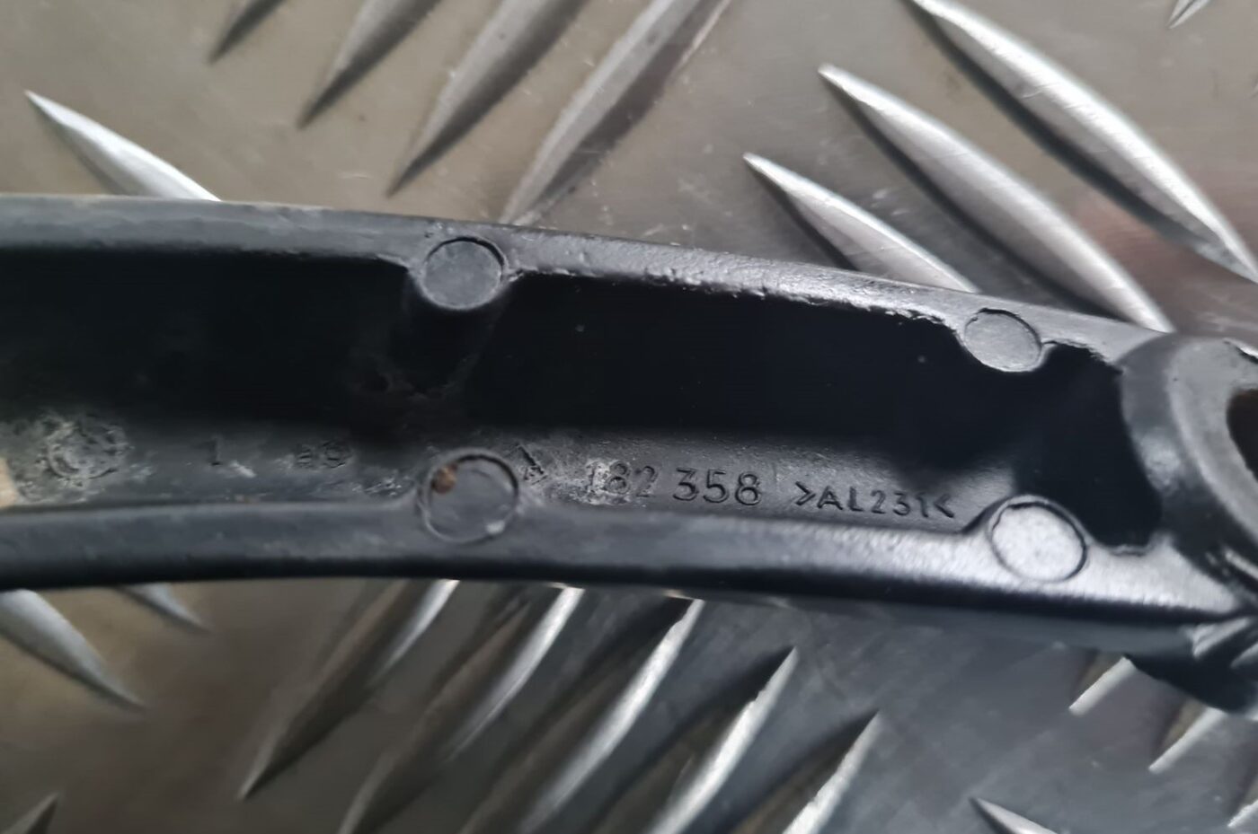 Vējstikla slotu turētāju komplekts priekš VOLVO V70 2003 SILVER 4 Vējstikla slotu turētāju komplekts priekš VOLVO V70 2003 SILVER