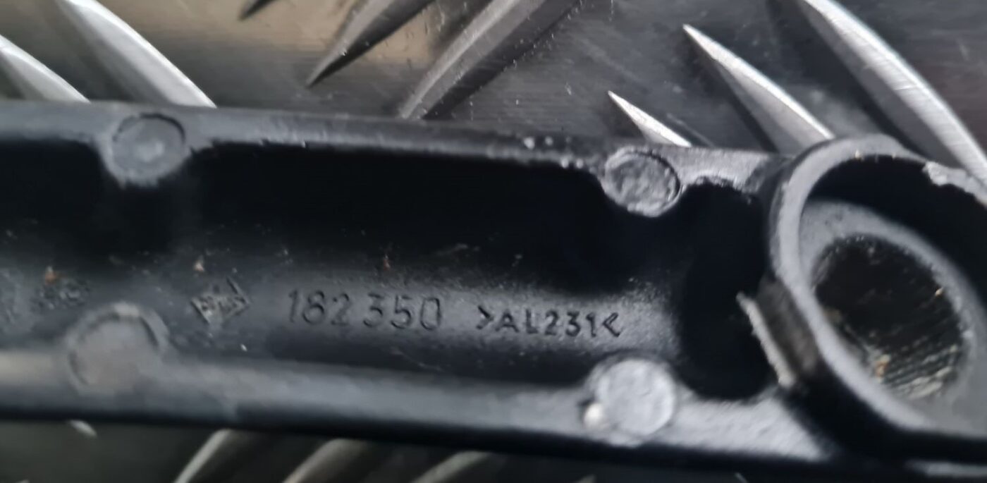 Vējstikla slotu turētāju komplekts priekš VOLVO V70 2003 SILVER 3 Vējstikla slotu turētāju komplekts priekš VOLVO V70 2003 SILVER