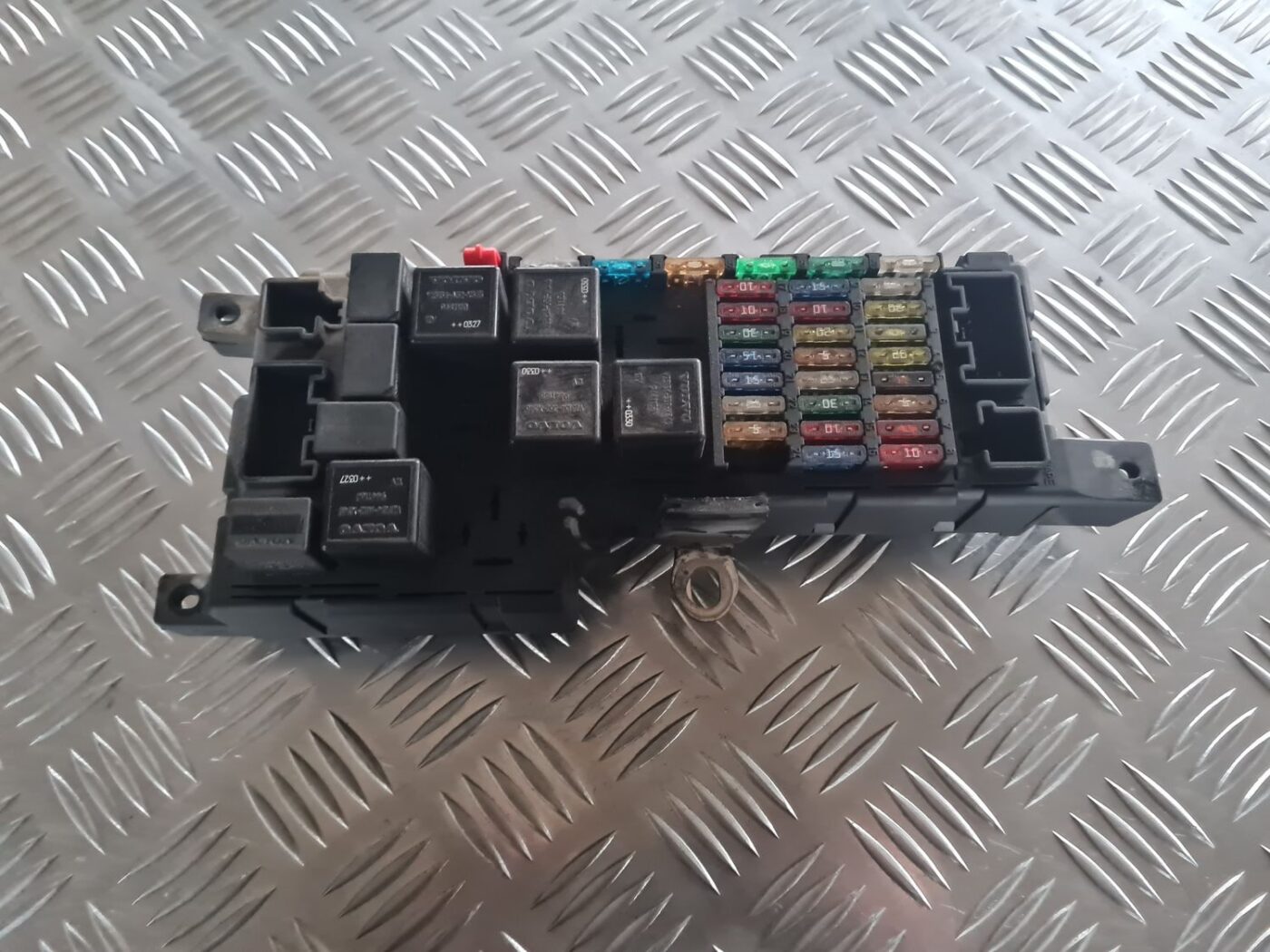 Drošinātāju bloks priekš VOLVO V70 2003 SILVER 1 Drošinātāju bloks priekš VOLVO V70 2003 SILVER