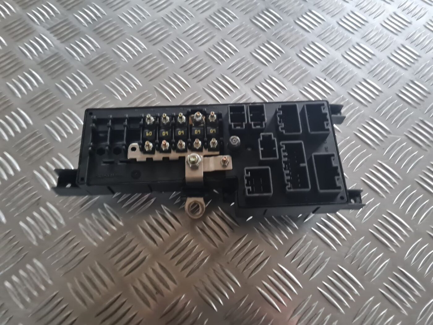 Drošinātāju bloks priekš VOLVO V70 2003 SILVER 2 Drošinātāju bloks priekš VOLVO V70 2003 SILVER