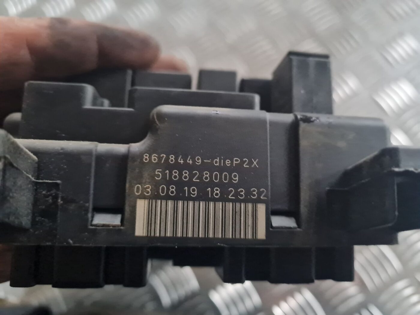 Drošinātāju bloks priekš VOLVO V70 2003 SILVER 3 Drošinātāju bloks priekš VOLVO V70 2003 SILVER