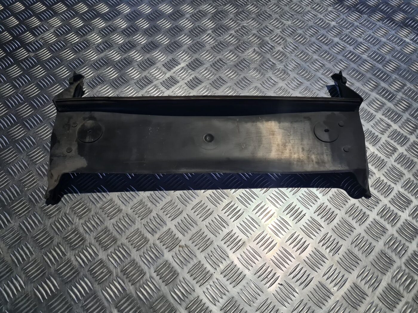 Ieplūdes gaisa deflektors/Difuzors priekš VOLVO V70 2003 SILVER 1 Ieplūdes gaisa deflektors/Difuzors priekš VOLVO V70 2003 SILVER