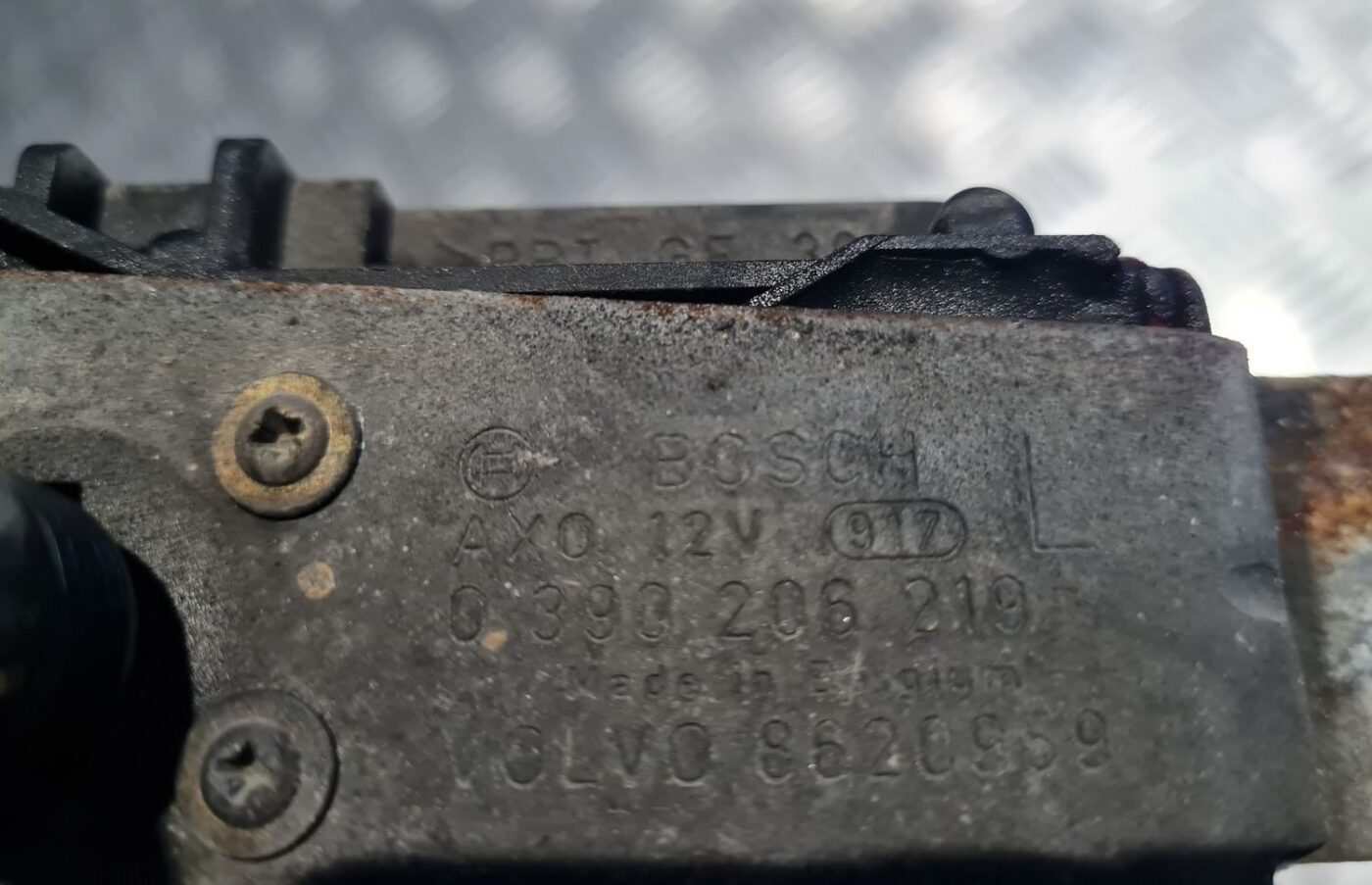 Priekšēja luktura tīrīšanas mehānisms priekš VOLVO V70 2003 SILVER 3 Priekšēja luktura tīrīšanas mehānisms priekš VOLVO V70 2003 SILVER