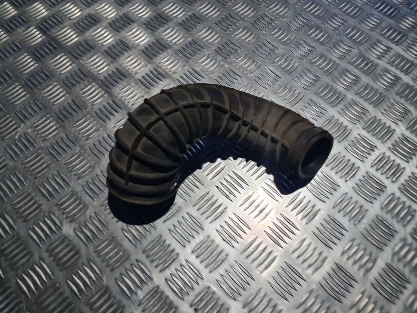 Gaisa filtra korpusa caurule priekš VOLVO V70 2003 SILVER 1 Gaisa filtra korpusa caurule priekš VOLVO V70 2003 SILVER