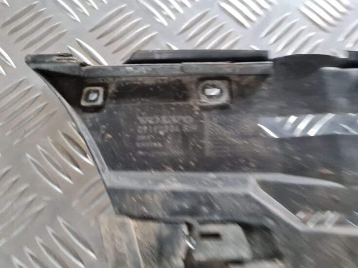 Priekšēja bufera labais kronšteins priekš VOLVO V70 2003 SILVER