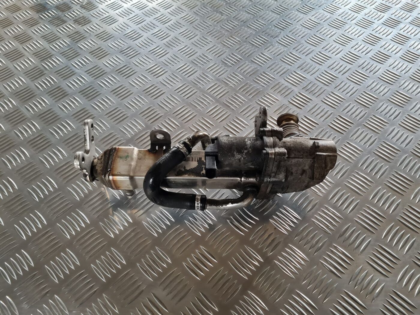 EGR vārsta dzesētājs priekš VOLVO V70 2003 SILVER 2 EGR vārsta dzesētājs priekš VOLVO V70 2003 SILVER