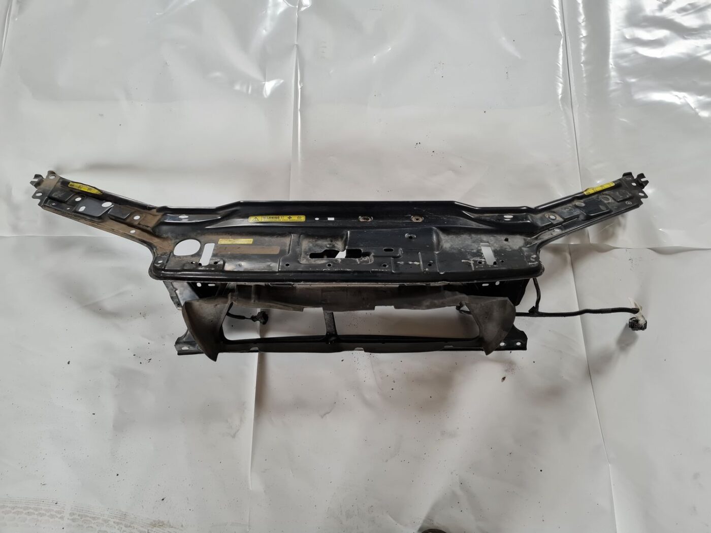 Priekšējā radiatora rāmja augšēja daļa priekš VOLVO V70 2003 SILVER 1 Priekšējā radiatora rāmja augšēja daļa priekš VOLVO V70 2003 SILVER