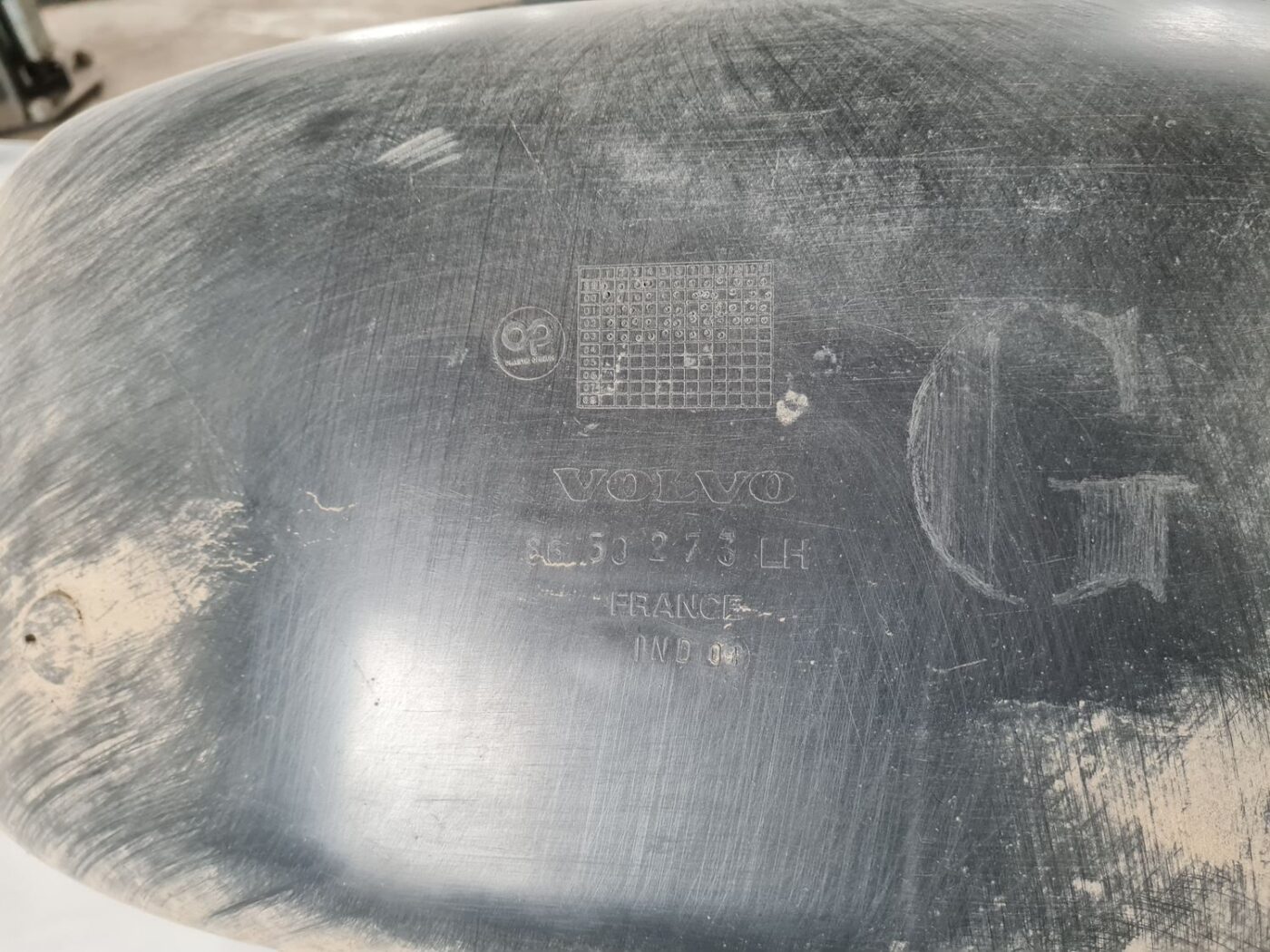 Aizmugurējais kreisais paspārns priekš VOLVO V70 2003 SILVER 2 Aizmugurējais kreisais paspārns priekš VOLVO V70 2003 SILVER