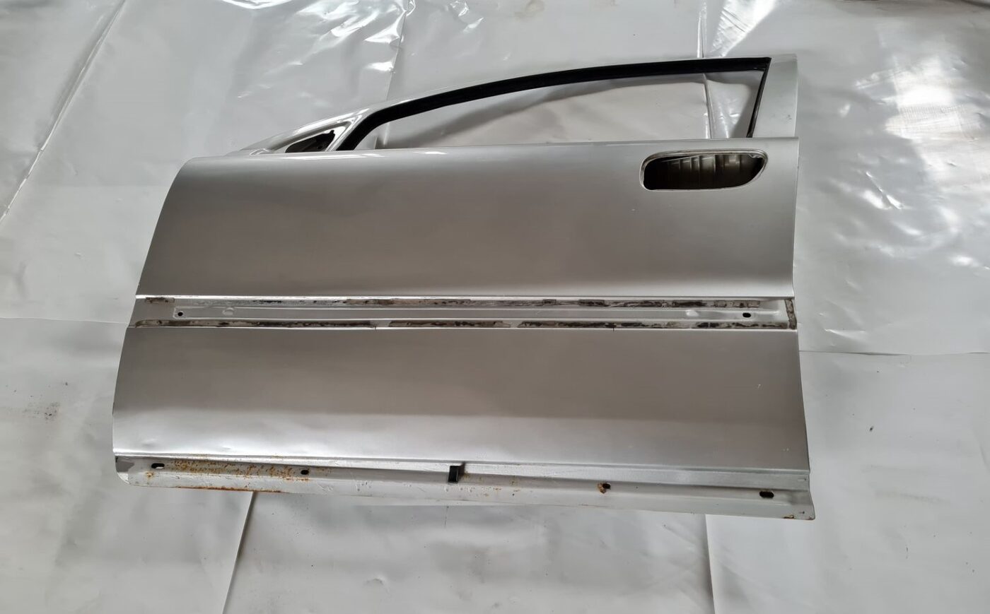 Priekšējās kreisās durvis priekš VOLVO V70 2003 SILVER 1 Priekšējās kreisās durvis priekš VOLVO V70 2003 SILVER