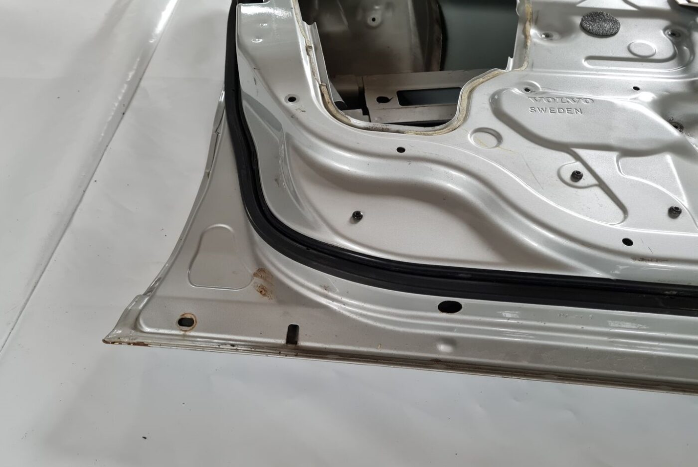 Priekšējās kreisās durvis priekš VOLVO V70 2003 SILVER 3 Priekšējās kreisās durvis priekš VOLVO V70 2003 SILVER