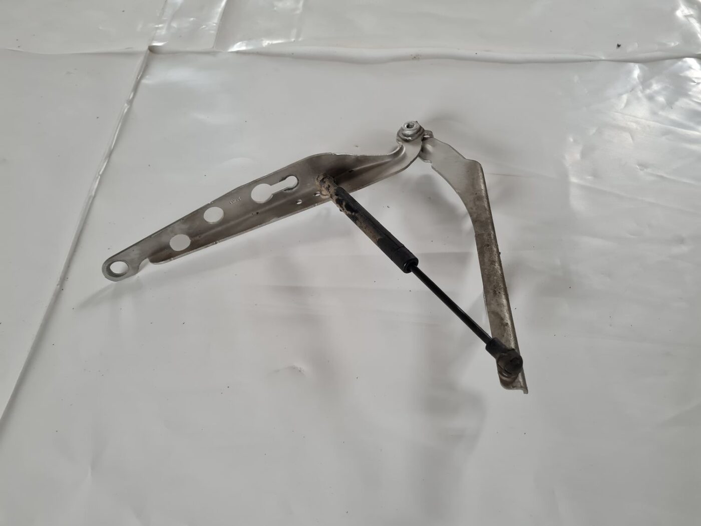 Pārsega eņģe, pa labi priekš VOLVO V70 2003 SILVER 2 Pārsega eņģe, pa labi priekš VOLVO V70 2003 SILVER